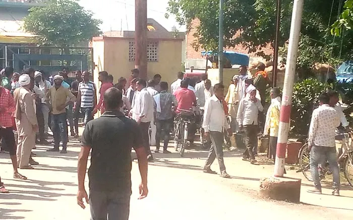 इटावा: धान का उचित मूल्य न मिलने पर किसानों ने काटा हंगामा, मंडी के मुख्य गेट को बंद कर किया प्रदर्शन