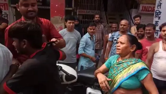 कानपुर: बीच सड़क शोहदे ने युवती को जड़ा थप्पड़, मां-बेटी ने जमकर पीटा