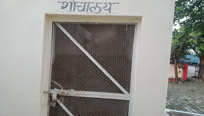 बांदा: रेल परिसर के सार्वजनिक शौचालय पर जड़ दिया ताला