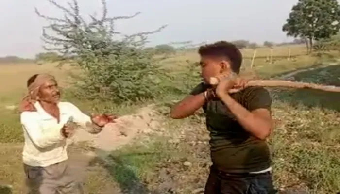 किसान पर बरसाईं ताबड़तोड़ लाठियां, वीडियो वायरल होने पर पुलिस ने दर्ज किया मामला