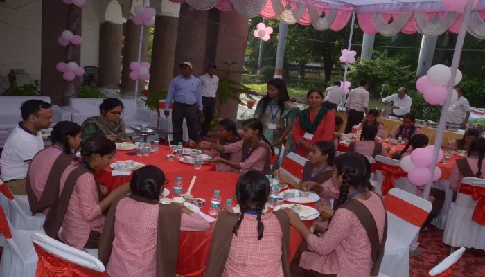 उन्नाव: कस्तूरबा गांधी आवासीय विद्यालय की टॉपर छात्राओं के साथ डीएम ने किया लंच
