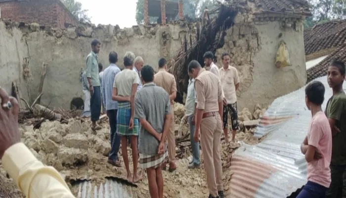 अयोध्या: भोर में गिरा कच्चा मकान, मां-बेटे की मौत, दो घायल