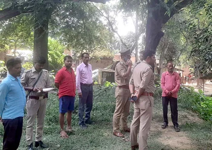 दीवार का मलबा गिरने से तीन बच्चे दबे, एक की मौत, ग्रामीणों ने मलबा हटाकर बच्चों को निकाल भेजा अस्पताल