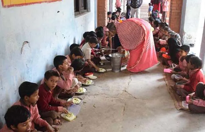 यूपी: बजट मिले तो सुधरे मध्यान्ह भोजन का स्वाद, वित्त मंत्रालय की मंजूरी के बाद यूपी को बढ़े बजट इंतजार