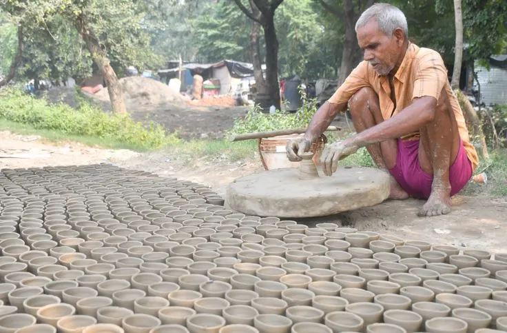 बरेली: खुद उजाले को तरस रहे दूसरों का घर रोशन करने वाले, मिट्टी के दीयों के प्रति लोगों में आई कमी से मायूस हुए कुम्हार