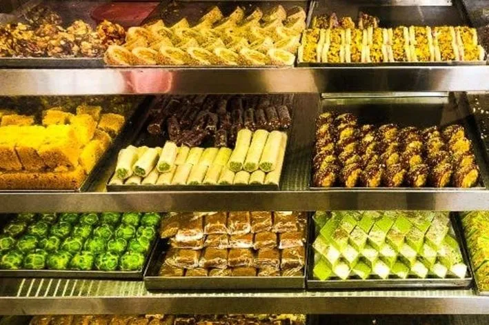 बरेली: मिठाई विक्रेताओं ने काटी चांदी, 900 रुपये किलो में डिब्बे का वजन भी तौला