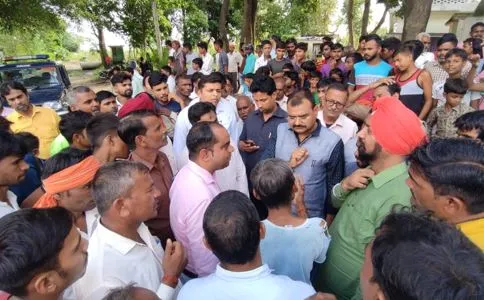 पीलीभीत: मृतक ग्रामीण की बिटिया को राज्यमंत्री ने दिया एक माह का वेतन, पिता की सड़क हादसे में हो गई थी मौत