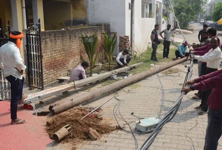 बरेली: खंभा टूटने के बाद सुरेश शर्मा नगर में 24 घंटे से बिजली गुल, कई पोल हैं क्षतिग्रस्त, विभाग अंजान