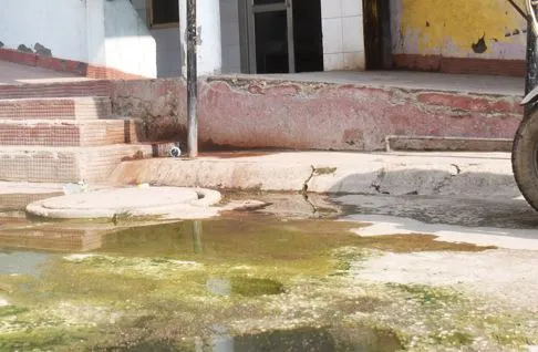 जिला अस्पताल में कई स्थानों पर पनप रहा डेंगू-मलेरिया का लार्वा, जिम्मेदार कर रहे अनदेखी