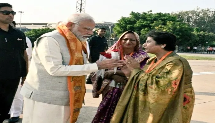 लखनऊ: महापौर और डीएम ने पीएम मोदी का किया स्वागत