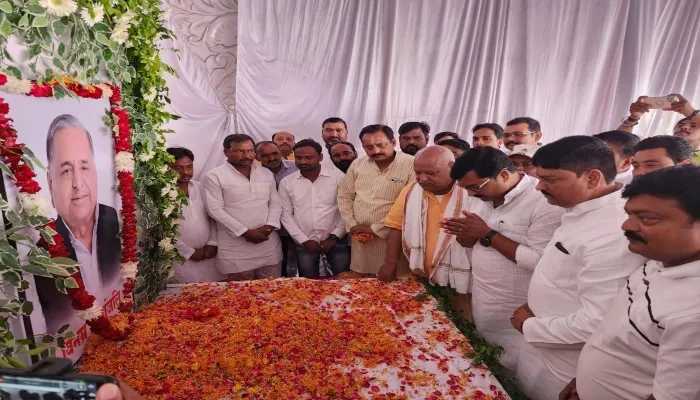 अयोध्या: मुलायम की श्रद्धांजलि सभा में पहुंचे विपक्षियों की भी आंखें हुईं नम