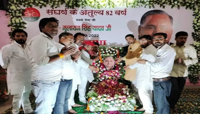 बांदा: शांति पाठ और हवन-पूजन कर दी गई स्वर्गीय मुलायम सिंह को श्रद्धांजलि