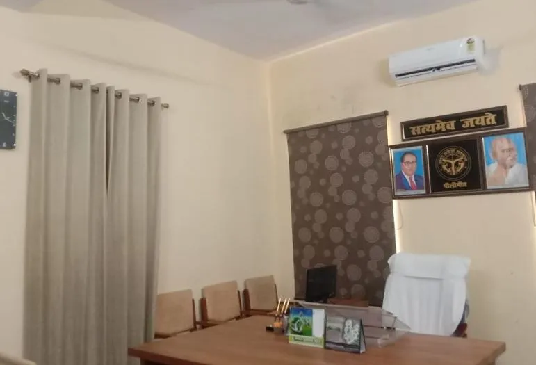 पीलीभीत: नहीं उतरी दीपावली की खुमारी, सीएमओ दफ्तर में हर सीट खाली