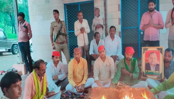चित्रकूट: मुलायम के लिए सपाइयों ने की पूजा-अर्चना, चादर चढ़ाई