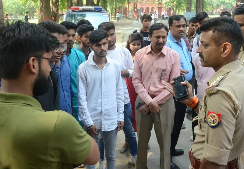 बरेली कॉलेज में भिड़े छात्र, रैगिंग का आरोप
