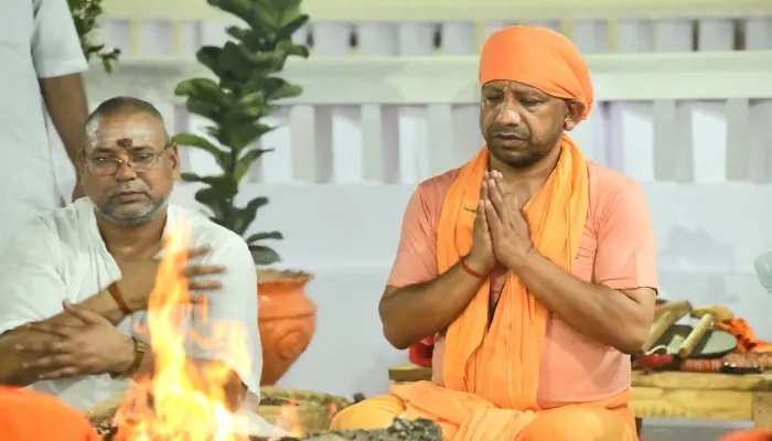 गोरखपुर: सीएम योगी ने विधि-विधान से की महानिशा पूजा
