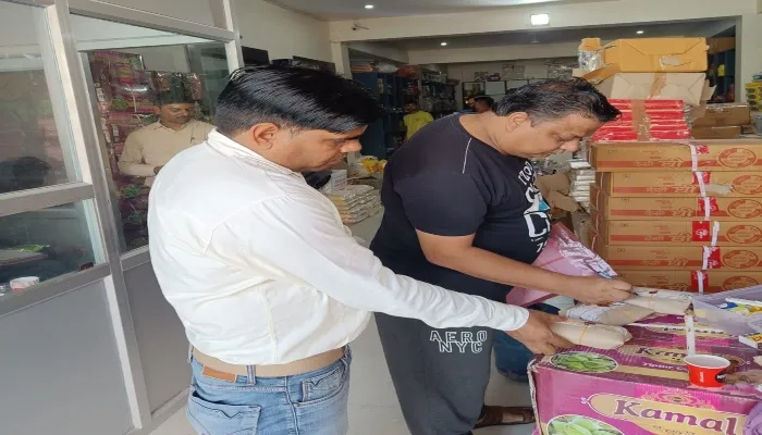 इटावा: खाद्य सुरक्षा विभाग ने चलाया अभियान, 8 नमूने भरे