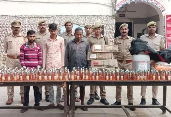 शाहजहांपुर: नकली शराब बनाकर बेचने वाले गिरोह को दबोचा, तीन गिरफ्तार