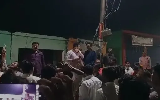 शाहजहांपुर: जबरन धान काट लेने से गुस्साए ग्रामीणों का तहसील गेट पर हंगामा, दिया धरना