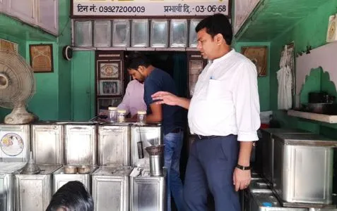 मथुरा: खाद्य विभाग की टीम ने सरसों तेल और मसालों के कारखाने का किया औचक निरीक्षण