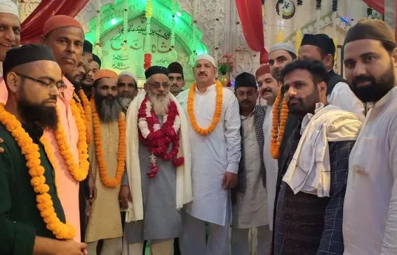 बरेली: दरगाह शाहदाना वली के उर्स के मौके पर पेश किया संदल