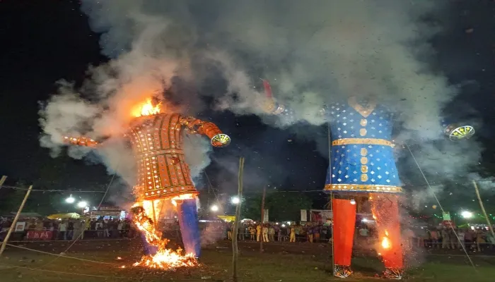 हमीरपुर: बारिश से भीगे रावण व मेघनाथ के पुतलों को जलाने में करनी पड़ी मशक्कत