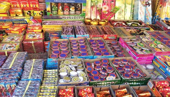 अयोध्या: शहर में बारूदी पटाखों का भंडार, बिना लाइसेंस रोज होता है लाखों का कारोबार