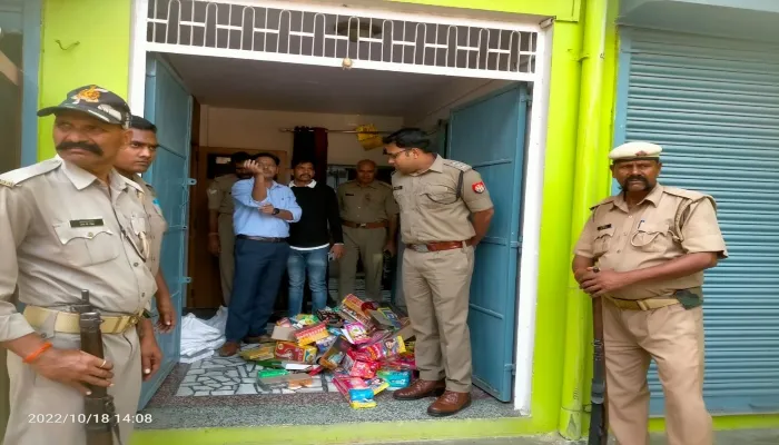 हमीरपुर: एसडीएम और सीओ सदर ने छापा मारकर पकड़ा फैक्ट्री मेड पटाखा, व्यापारी हिरासत में