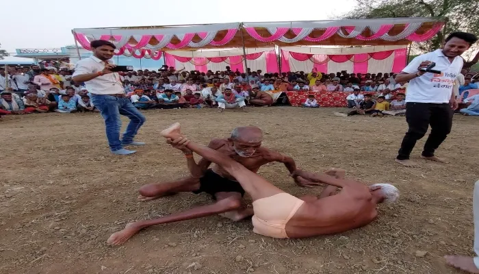 चित्रकूट: वृद्ध पहलवानों ने दंगल में दिखाए दांव-पेंच, हैरान रह गए दर्शक