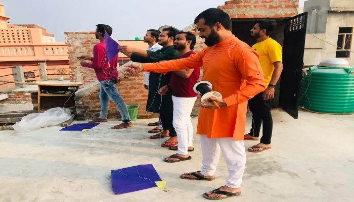 बाराबंकी: जमीन से लेकर छतों तक जमकर हुई पतंगबाजी
