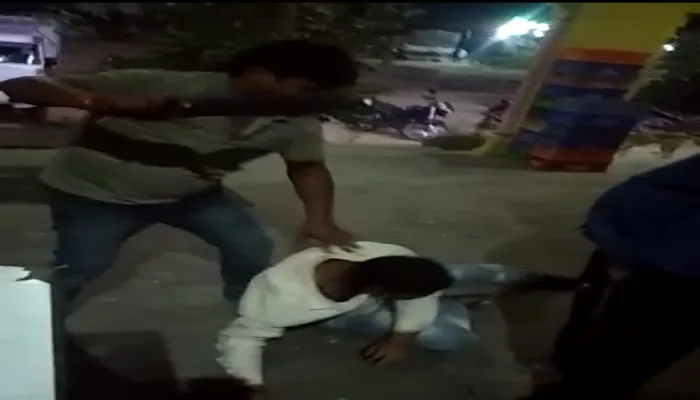 फतेहपुर: शराब के पैसे ना देने पर लात-घूसों से की पिटाई, वीडियो वायरल