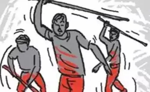 पीलीभीत: पुलिस संग आए प्रधान के गुर्गों ने की तोड़फोड़, गाली-गलौज कर दी धमकी