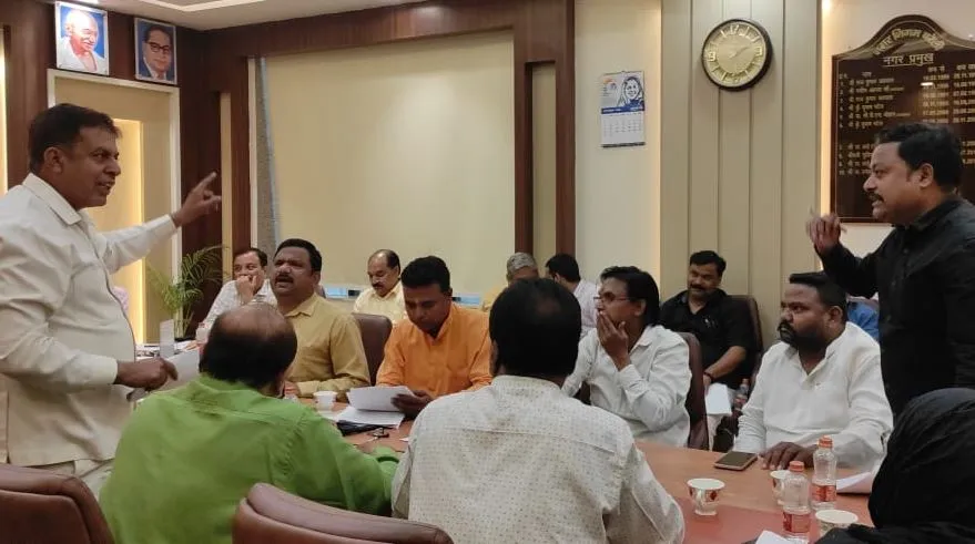बरेली: सड़कें गड्ढामुक्त करने, दुकानों की सील खोलने पर भिड़े सपा-भाजपा पार्षद