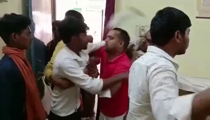 हरदोई: खुद को भाजपा नेता बताने वाले ने अस्पताल कर्मी को ओपीडी में घुस कर पीटा