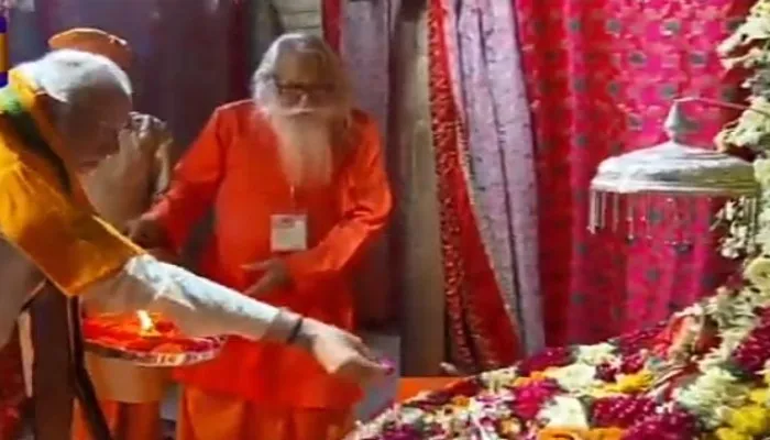 पीएम मोदी ने रामलला की उतारी आरती, मंदिर निर्माण को भी देखा