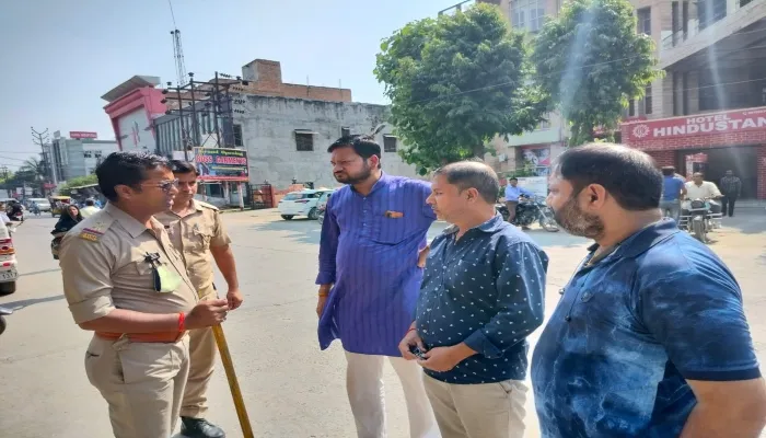 फर्रुखाबाद: व्यापारी भाइयों की गाड़ी से साढ़े चार लाख रुपये टप्पेबाजों ने उड़ाए, जांच में जुटी पुलिस