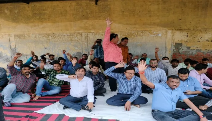 बहराइच: एसडीओ की पिटाई से बिफरे कर्मी, किया प्रदर्शन