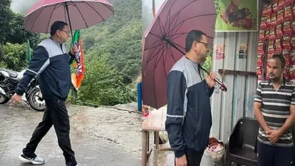 रुद्रप्रयाग: बारिश के बीच भी सैर पर निकले सीएम धामी, चाय के साथ लोगों से की बातचीत