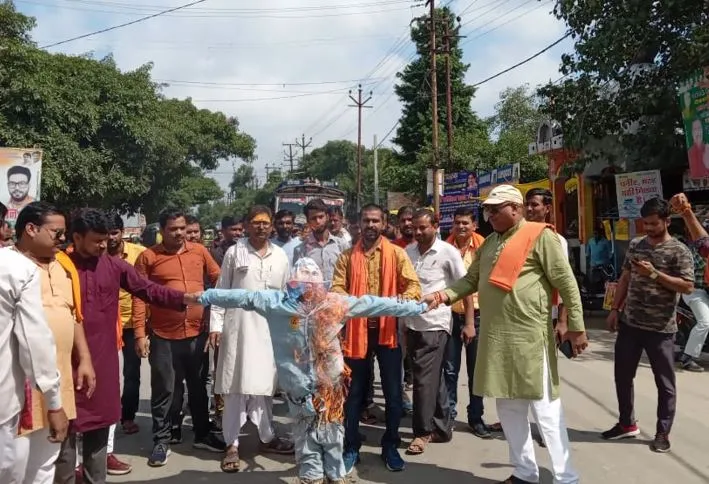शाहजहांपुर: आदिपुरुष मूवी के विरोध में प्रदर्शन, फूंका पुतला