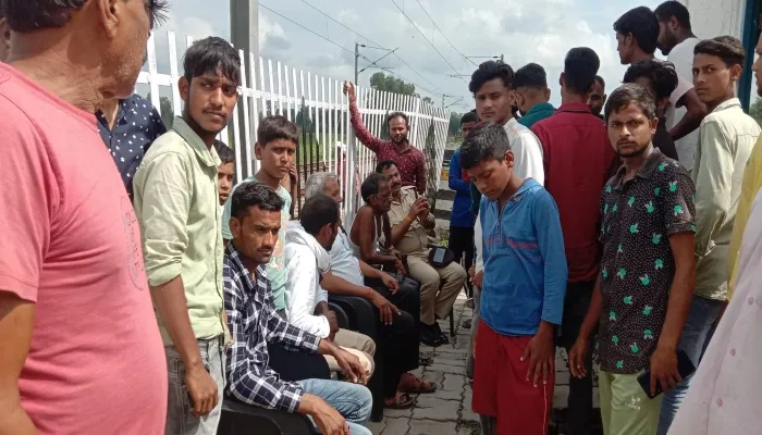 अमेठी: रेलवे फाटक बंद होने की सूचना पर ग्रामीणों ने रेलवे ट्रैक पर काटा हंगामा