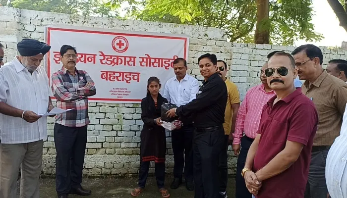 बहराइच: इण्डियन रेडक्रास टीम ने कुष्ठ आश्रम में बांटी मिठाई, लाई और मोमबत्ती