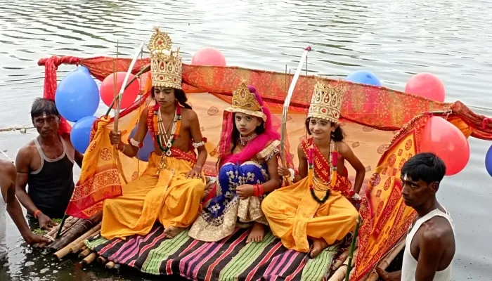 रायबरेली: रामलीला में कलाकारों ने किया राम-केवट संवाद का मंचन