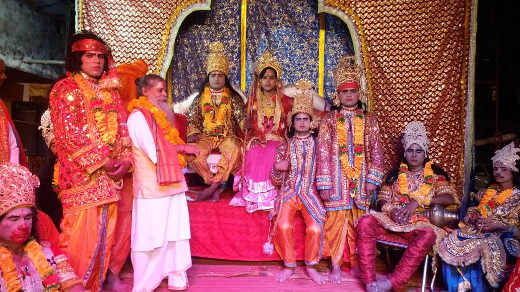 गोंडा: भरत मिलाप के बाद हुआ राजतिलक, निकाली गई शोभा यात्रा