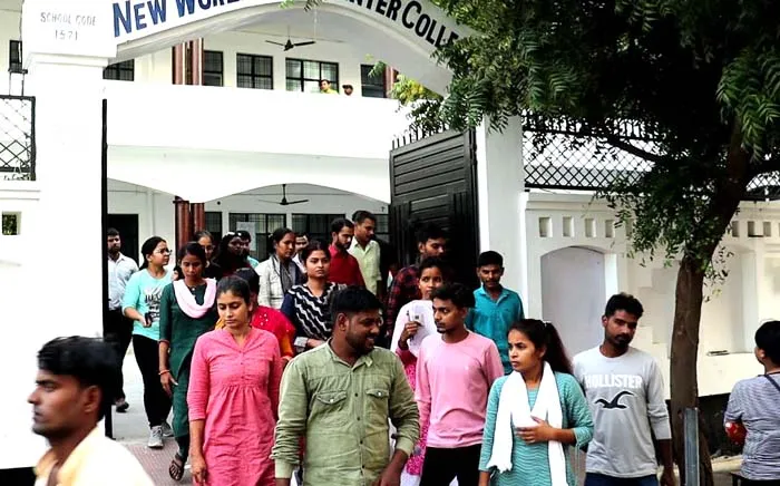 यूपी पीईटी 2022: लखनऊ में रविवार को भी रही अव्यवस्थायें, कईयों की छूटी परीक्षा, केन्द्रों के निर्धारण में भी अनदेखी, भटकते रहे अभ्यर्थी