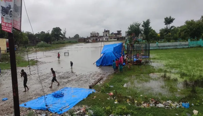 बहराइच: बारिश ने बदरंग किया दशहरा, पूजा पंडाल और रामलीला मैदान में भरा पानी