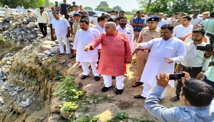 हमीरपुर: मंत्री राकेश सचान ने जाना बाढ़ राहत का हाल, दिए निर्देश