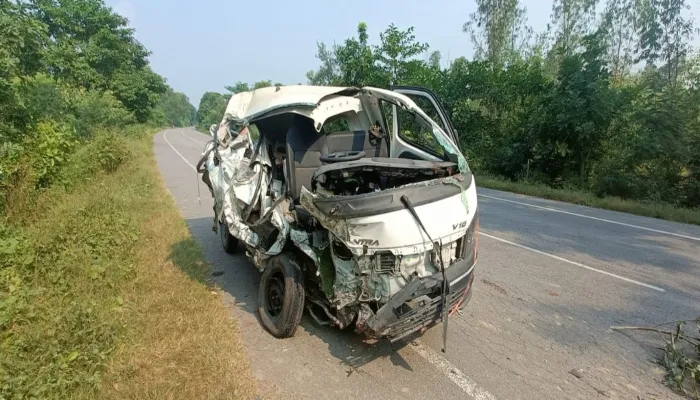 सुल्तानपुर: ट्रेलर व मैजिक की भिड़ंत, चालक की मौत