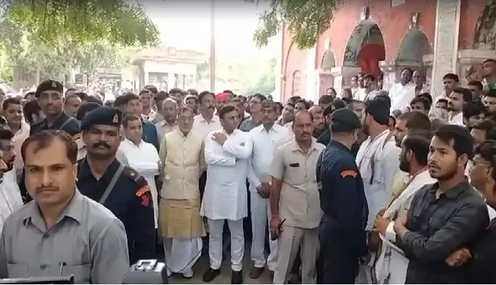 इटावा: नेता जी को अंतिम विदाई देने के लिए नेताओं का सैफई में लगा तांता