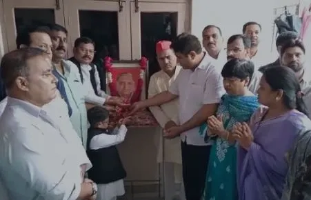 बरेली: मुलायम सिंह यादव के निधन के बाद सपा कार्यालय में शोकसभा का हुआ आयोजन
