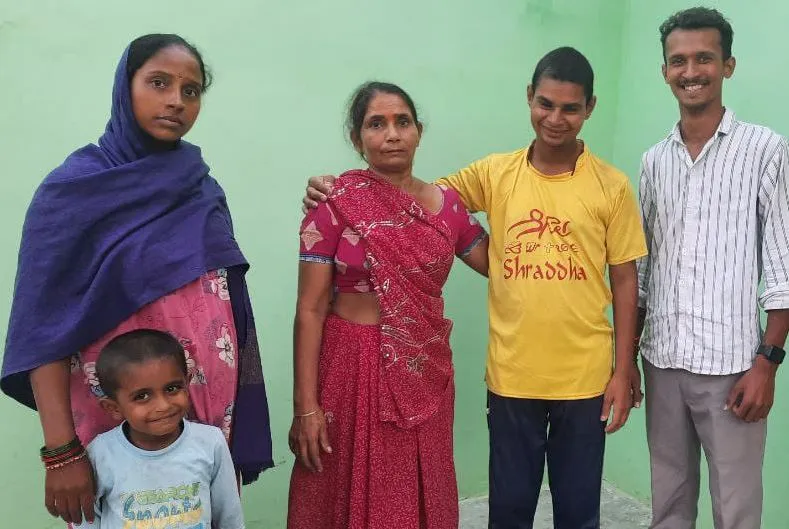 बरेली: तीन साल बाद बेटा लौटा तो दिवाली से पहले रोशन हुआ शांति का घर